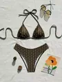 Elegante conjunto de bikini halter marrón con lunares sobre tela blanca y gafas de sol - S / Marrón