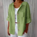Detail van een groene losse katoen-linnen blouse met vintage houten knopen en zakje - S / Grasgroen