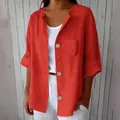 Primo piano di un cardigan a maniche corte in lino rosso con bottoni in legno. - S / Rosso Anguria