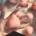 Gros plan d'un jouet squishy fraise rose dans un sac pour soulager le stress. - Fraise Rose Solide (Sans Chaîne)