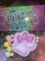 Lila Katzenpfoten-Squishy-Stressabbau-Spielzeug mit bunten Pompons verpackt. - Plüsch Katzenpfote Farbverlauf Lila