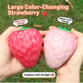 Detaillierter Vergleich des Erdbeer-Squishy-Spielzeugs vor und nach dem UV-Farbwechsel - Erdbeerform / Farbwechsel-Erdbeere