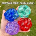 Detailansicht von vier bunten, durchsichtigen Edelstein-Stressbällen zum Drücken - 6cm Roter Edelstein Perlenball