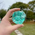 Transparenter grüner Stressball in Edelsteinoptik für Entspannung und Spiel - Smaragdgrün Quetschen