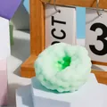 Jouet squishy à perles bouillonnantes vert clair pour soulager le stress sur un socle bleu - Balle de Perle Vert Pomme