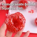 Juguete sensorial rojo con forma de granada para el alivio del estrés y relax - Pelota Ruidosa Granada