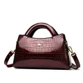 Elegante bolso de mano en charol color vino con relieve de cocodrilo y asa superior. - 28*9*18 / Rojo