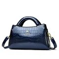 Bolso azul oscuro con estampado de cocodrilo y logo de canguro dorado - 28*9*18 / Azul