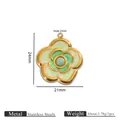 Pendentif camélia en émail vert en acier inoxydable doré, taille de 24 mm. - Breloque Camélia Doré Vert