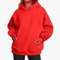 Λεπτομερής προβολή κόκκινου oversized γυναικείου φούτερ με κουκούλα και μπροστινή τσέπη. - S / Κόκκινο