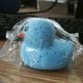 Jouet de bain canard bleu en silicone souple avec trous dans un sac en plastique - Canard Bleu