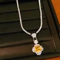Elegante collana argentata con pietra gialla quadrata e dettagli in zircone - Collana / Argento-Giallo