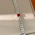 Dettaglio della collana in stile corte con pietra rossa quadrata e zirconi cubici - Bracciale / Argento-Rosso