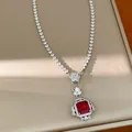 Dettaglio della collana di lusso stile palazzo con un grande zircone rosso quadrato - Collana / Argento-Rosso