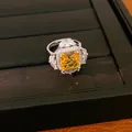 Anello in argento stile corte di lusso con un grande zircone giallo quadrato centrale - Anello / Argento-Giallo
