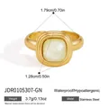 Vista detallada de anillo de acero inoxidable dorado con incrustación de resina - Anillo de Resina Cuadrado - Oro Verde (JDR0105307-GN)