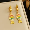 Primer plano de pendientes de pez con rayas de colores en acero inoxidable dorado - Rayas Rojo Amarillo Verde (E6365)