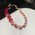 Detailansicht der runden Kristalle mit Farbverlauf in Pink und Lila auf Goldkette. - Nur Kette / Gold-Rosenrot-Rosa