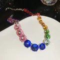 Makro-Detail einer Halskette mit großen runden bunten Regenbogen-Strasssteinen - Nur Kette / Silber - Regenbogen