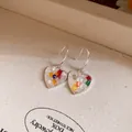 Vue détaillée de boucles d'oreilles en cœur remplies de perles colorées vives - Crochets D'Oreilles Cœur / Argent-Multicolore (Boucles d'Oreilles)