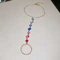 Vue détaillée d'un bracelet bague en or orné de zircons géométriques colorés. - Multicolore Carré Losange Mixte / Or