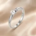 Detalle de un anillo minimalista de acero inoxidable con una circona redonda muy brillante - Talla 5 / Estilo Solitario con Garras / Anillo de Banda de 2.5mm / Plateado