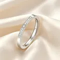 Primer plano de un anillo minimalista de acero plateado con circonitas brillantes. - Talla 5 / Estilo Pavé Grabado / Plateado