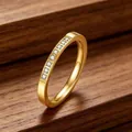 Detalle de un anillo de acero inoxidable dorado con microcirconitas transparentes. - Talla 5 / Estilo Pavé Grabado / Dorado