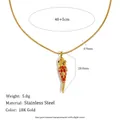 Detalle del colgante de pez bañado en oro de 18K con esmalte rojo y cadena de acero - Estilo N3748 / Dorado