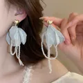 Détail de boucles d'oreilles cœur avec pétales en tissu bleu clair et fines perles. - Pétale en Tissu Bleu Gland à Perles Transparentes (5# Tige de boucle d'oreille en argent - Bleu)