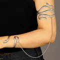 Detail van een zilveren slangenarmring en armband verbonden door een fijne ketting. - 01 Wit K K-116