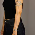 Dettaglio di un bracciale a serpente in argento collegato a un braccialetto coordinato. - Oro bianco
