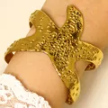 Large bracelet manchette doré en acier inoxydable avec texture martelée audacieuse - Style Étoile de Mer (DZ-334) / Or