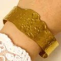 Bracelet manchette large martelé doré avec bords ondulés en acier inoxydable robuste - Style Martelé Irrégulier (5509) / Or