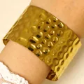 Bracelet manchette large martelé en acier inoxydable doré avec design ouvert réglable - Style Grand Martelé (5505) / Or