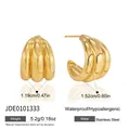 Detail view of gold C-shaped stainless steel earrings with size and weight info. - C-Shaped Ribbed Ear Clip (JDE0101333)