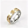 Gros plan sur une bague bicolore en acier inoxydable sertie de zircons élégants - Taille 6 / Style Gravé à Étages 11 Diamants / 8mm / Or