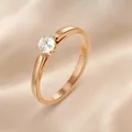 Gros plan détaillé d'une bague solitaire élégante en acier inoxydable avec zircon - Taille 5 / Anneau Plat - Style Zircon à Griffes / 2.5mm / Or rose
