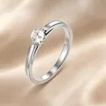 Détail macro d'une bague en acier inoxydable 304 avec un zircon rond brillant. - Taille 5 / Anneau Plat - Style Zircon à Griffes / 2.5mm / Argent