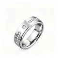 Vue détaillée d'une bague en acier inoxydable argenté ornée de zircons clairs - Taille 6 / Style Gravé à Étages 11 Diamants / 8mm / Argent