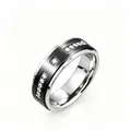 Détail d'une bague en acier inoxydable avec finition noire brossée et zircons. - Taille 6 / Style Gravé à Étages 11 Diamants / 8mm / Noir