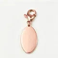 Primo piano di un ciondolo ovale in acciaio inossidabile oro rosa con chiusura - Etichetta Ovale (MP357EX008-10mm) / Oro rosa