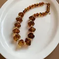 Élégant collier de perles en acrylique ambré avec des perles d'espacement dorées - Marron