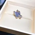 Charmanter offener Ring im Traubendesign mit hellblauen Steinen und funkelndem Herzzirkonia - Blau Traube Offener Ring / Silber