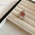 Eleganter silberner offener Ring mit pinkem Traubenpudding-Design und funkelnden Zirkonia-Steinen - Rosa Pudding Offener Ring / Silber