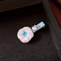Nahaufnahme einer blauen Donut-Haarspange mit rosa Zirkon und Herz-Kristall-Detail - Blau