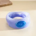 Vista macro de pulsera de resina púrpura con detalle de incrustación de gota de óleo azul - Azul lago