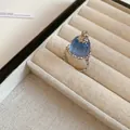 Makrodetail eines silbernen Rings im Vintage-Palaststil mit einem blauen Schmuckstein - Blau Pudding Offener Ring / Silber