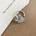 Nahaufnahme einer minimalistischen silbernen Ohrmanschette mit klaren Glasperlenclustern. - Nur Ring / Silber