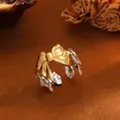 Detailansicht eines zweifarbigen goldenen Schleifenrings mit silbernem Band - A314 Schleifen Ring